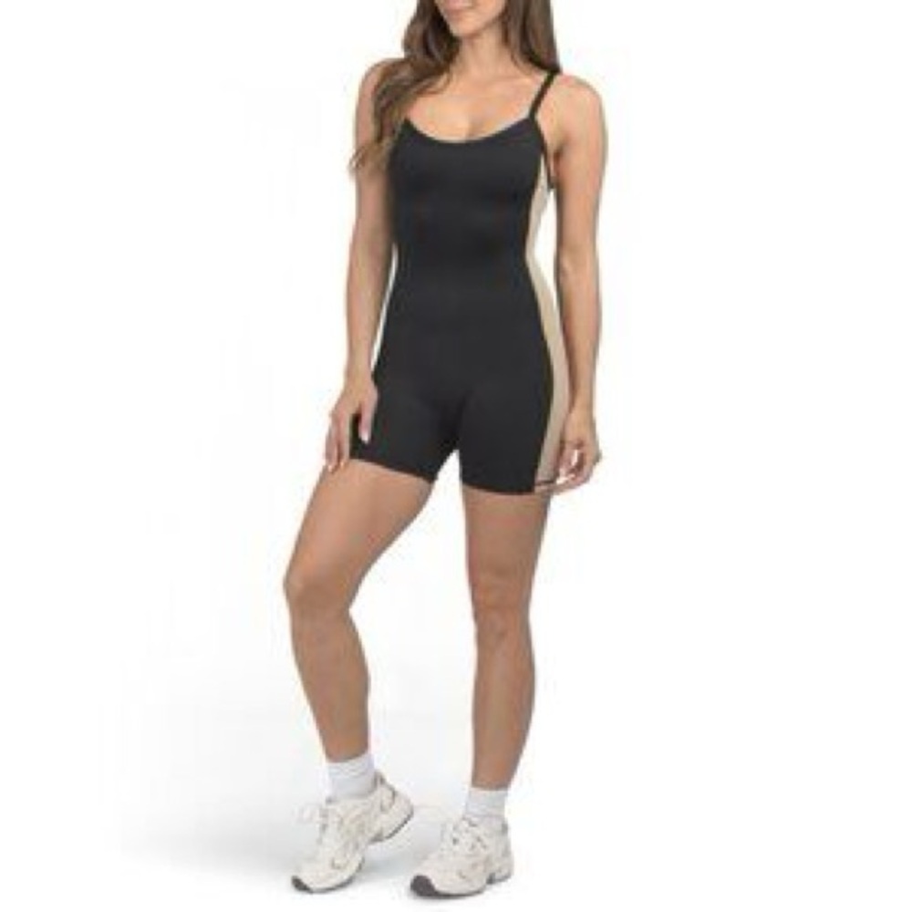 NWT- IVL active COLORBLOCK SCOOP ROMPER HYDRALUX
IN JET BLACK/HUMUS